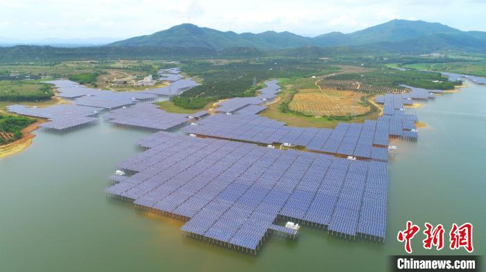 南方电网公司做好新能源配套电网规划建设和电源接入，图为位于广东阳江的水库光伏发电站。　蓝旺 摄